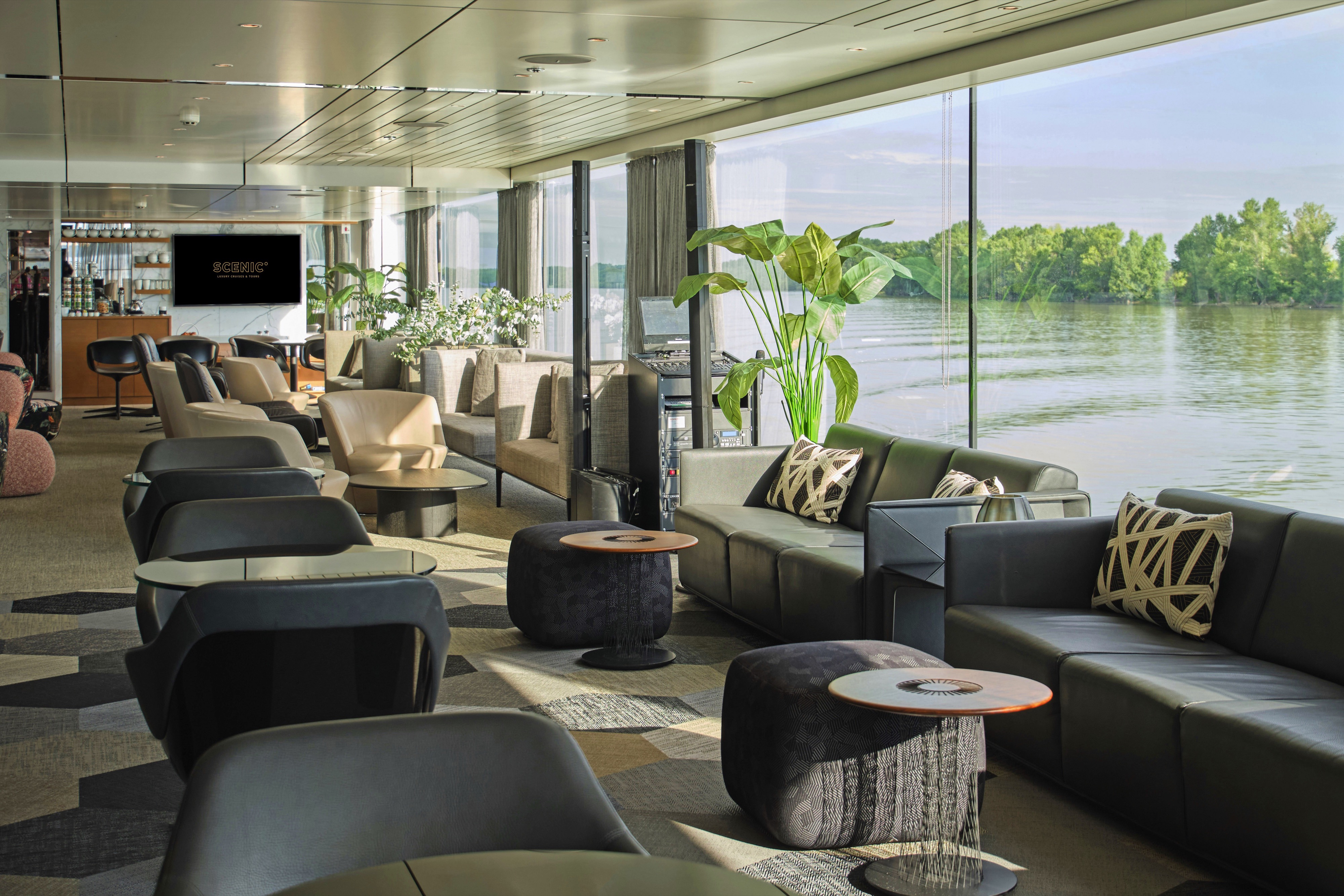 Scenic Amber - Panorama Lounge & Bar